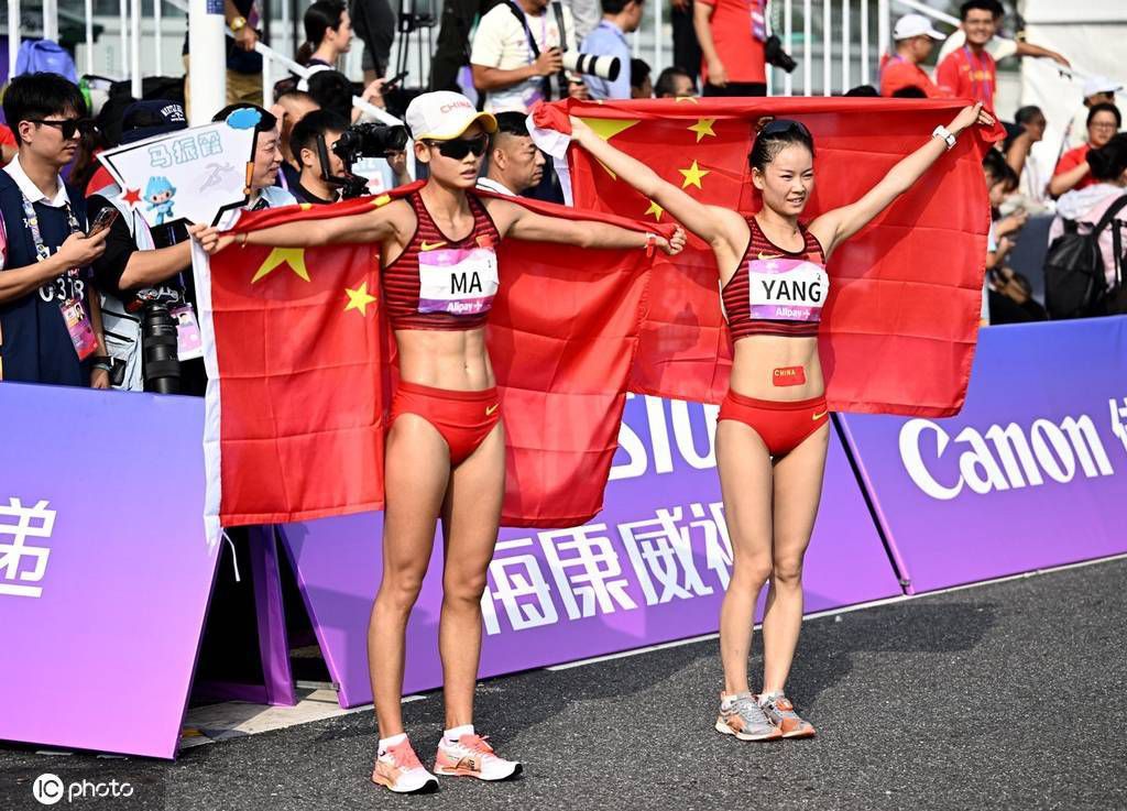 萧常乾咬牙切齿的大声怒骂，骂完，这才掏出手机来，悻悻道：我找辆车，明天一早把这些家具拉去家具城，让人家看着给估个价，要是合适的话，就直接卖了。